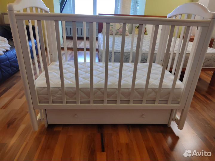 Детская кроватка с маятником и ящиком