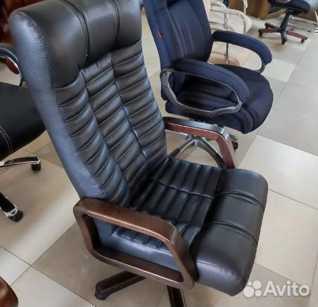 Офисное кресло руководителя