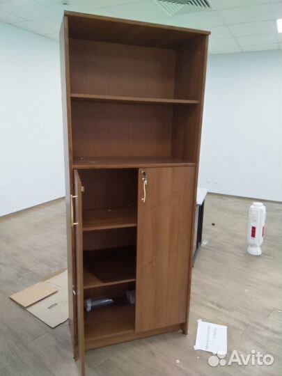 Шкаф витрина со стеклами