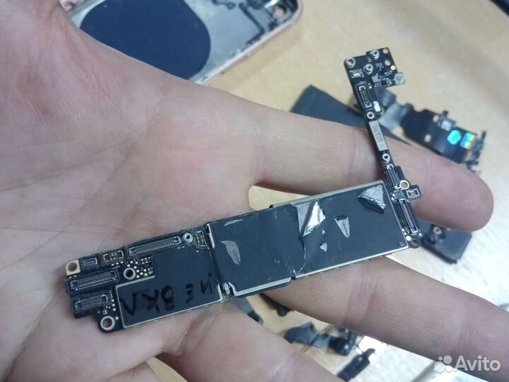 На iPhone 8 корпус,нижний шлейф,камера,акб,вибро