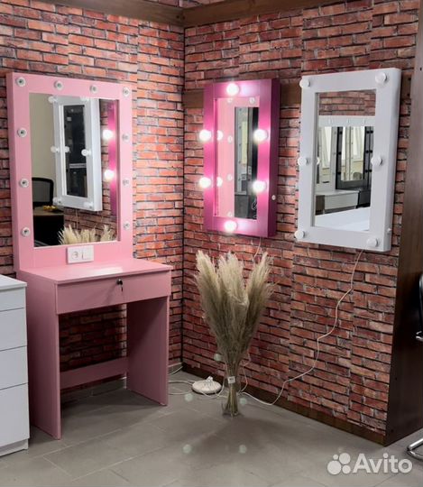 Гримерное зеркало с лампочками