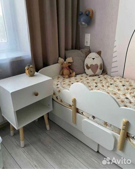 Детская кровать с мягкой спинкой
