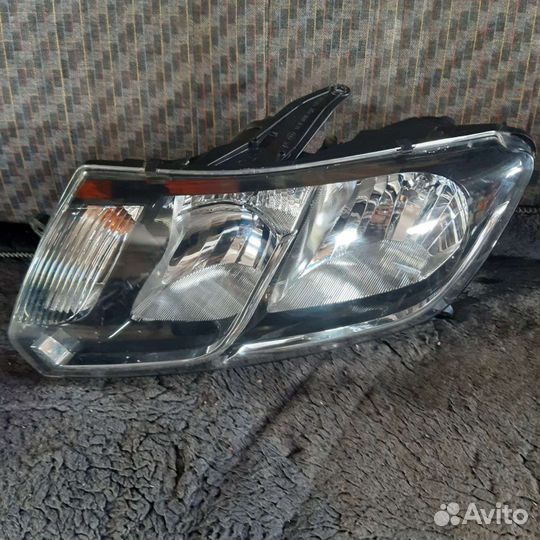 Левая фара Renault Logan 2018 год