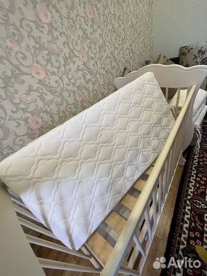 Детская кроватка с маятником и ящиком