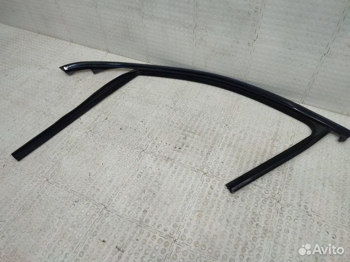 Уплотнитель стекла двери передний левый