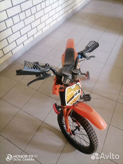 Детский велосипед с ручкой газа