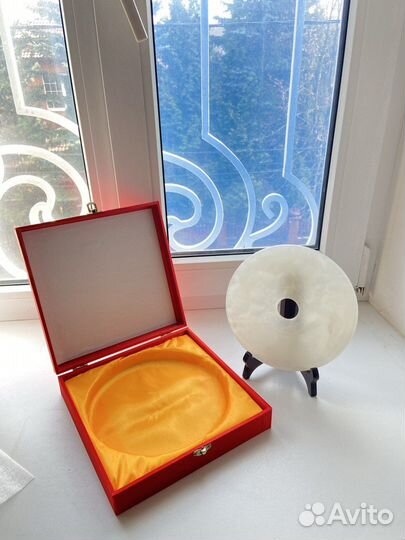 Подарочный камень белый нефрит на подставке