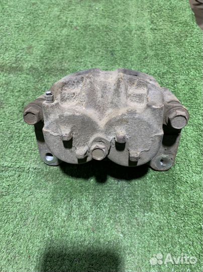 Передний правый тормозной суппорт Pajero 4