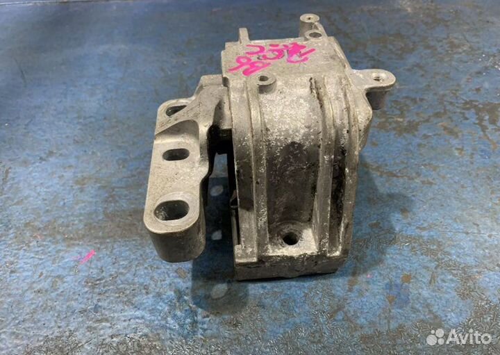 Подушка двигателя правая Volkswagen Passat B6