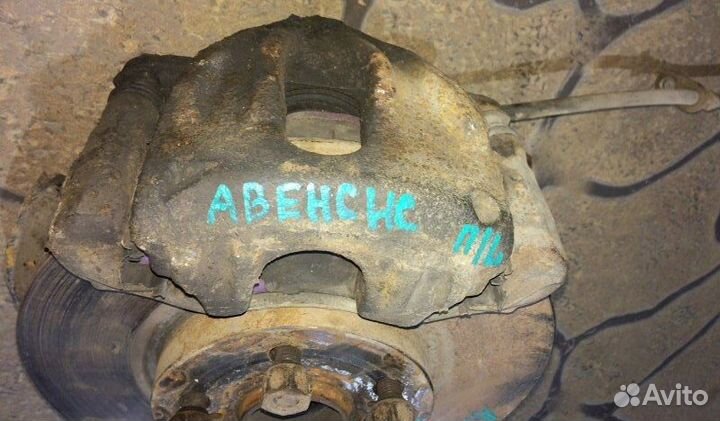 Суппорт передний левый Toyota Avensis T250