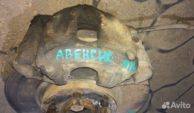 Суппорт передний левый Toyota Avensis T250