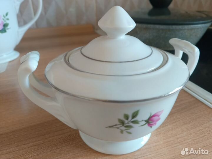 Заварочный чайник и сахарница