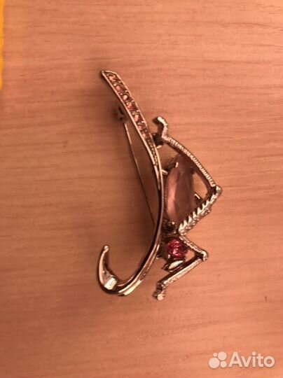 Значки и броши