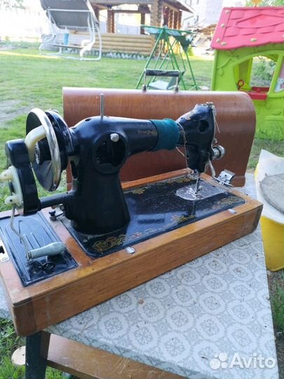 Ручная швейная машинка 1970х годов
