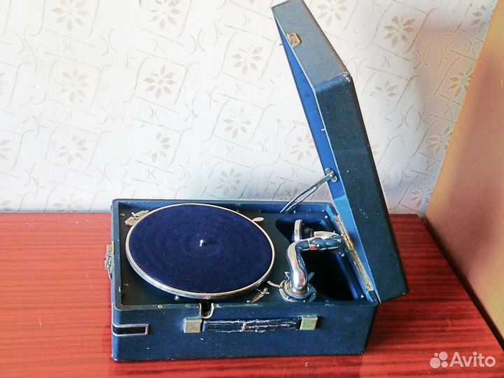 Патефон завода молот (СССР 50-х годов)