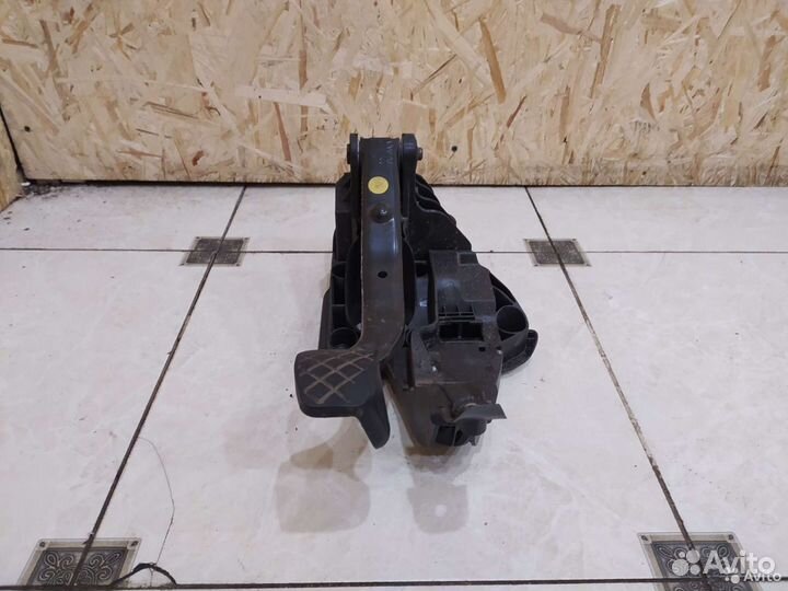 Педаль тормоза Skoda Rapid