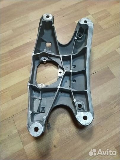 Кронштейн кпп траверса Audi A4 A5 Q5 Ауди А4 А5