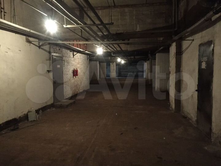 Машиноместо, > 30 м²