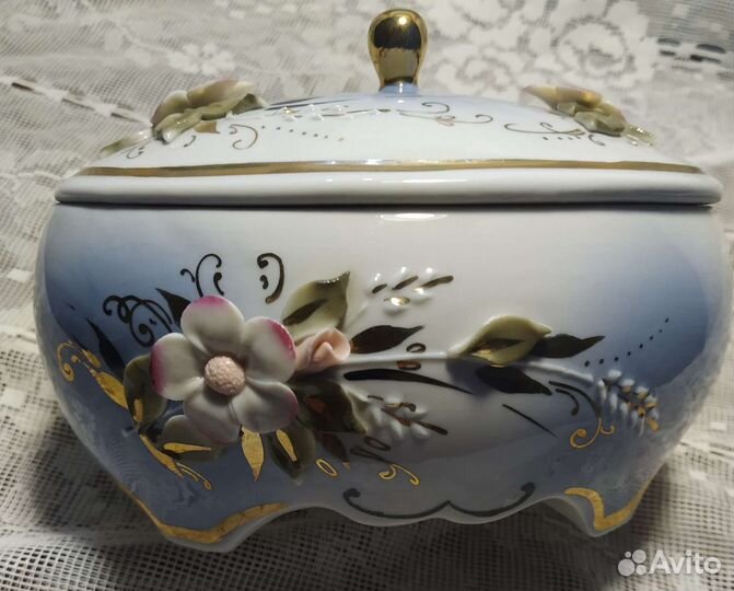 Шкатулка фарфоровая с лепными цветами