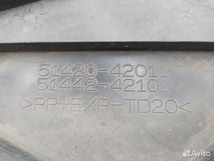 Б/У Защита двигателя 5142048040 toyota