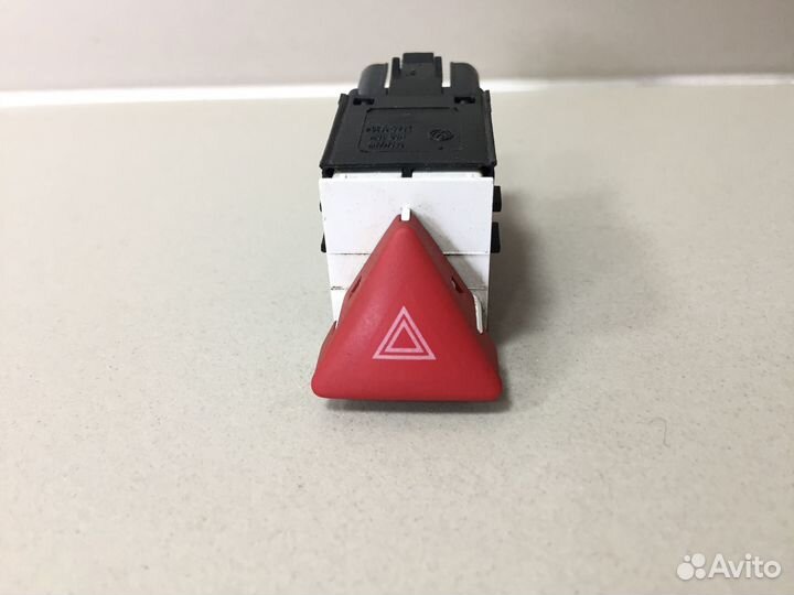 Кнопка аварийной сигнализации VW Passat B6 / CC