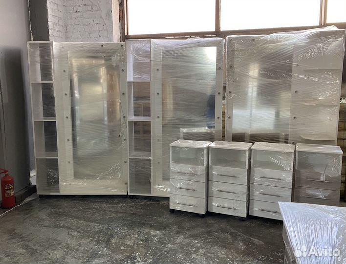 В наличии зеркало с полками