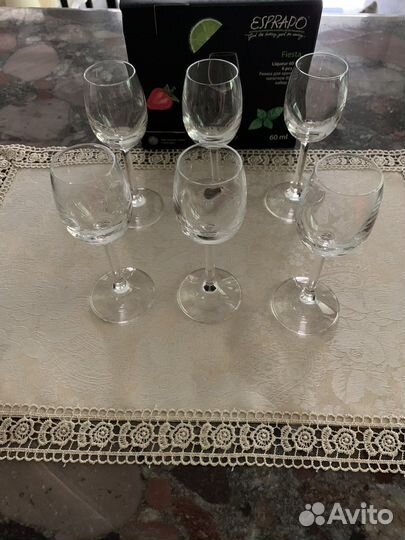 Рюмки на высокой ножке