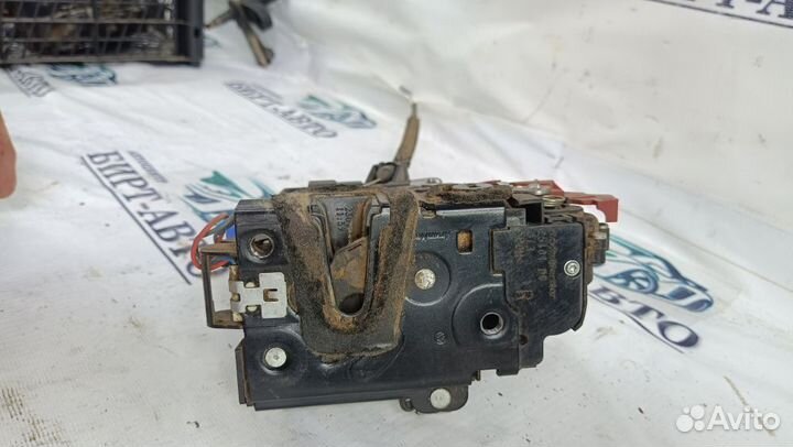 Замок двери задней правой Skoda Roomster I (2006—2010)