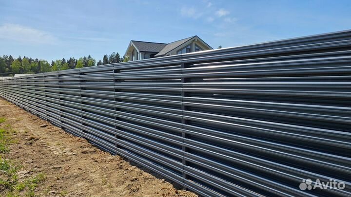 Забор из евроштакетника. Горизонтальный монтаж