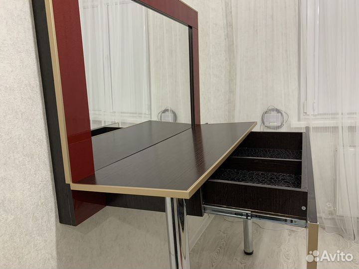 Комод с зеркалом