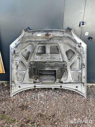 Капот на Subaru legacy