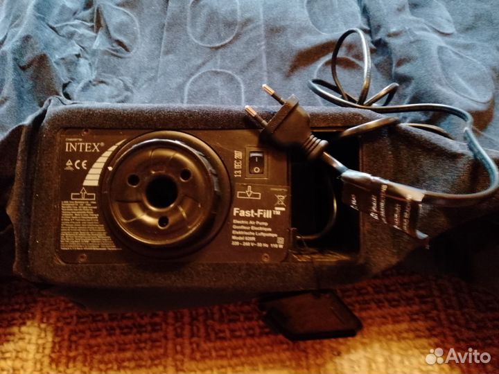 Матрас надувной двуспальный intex со встроенным на