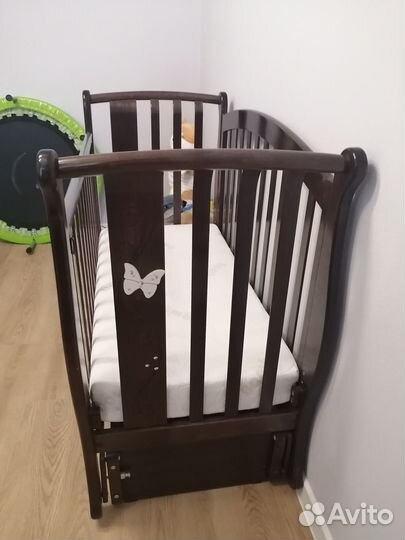 Детская кровать и комод