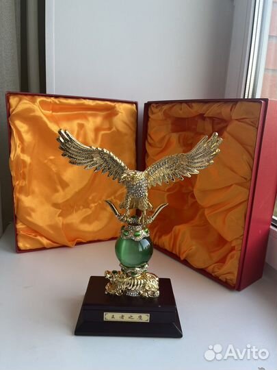 Орел на нефритовом шаре на буйволе