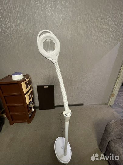 Лампа с лупой