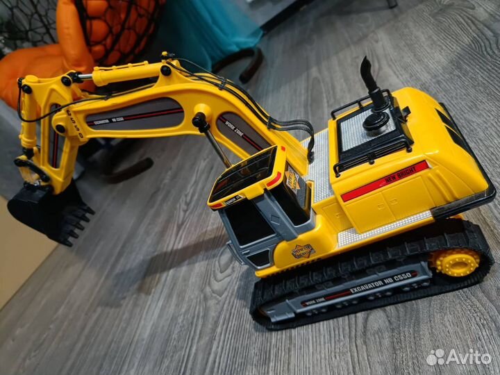 Экскаватор игрушечный