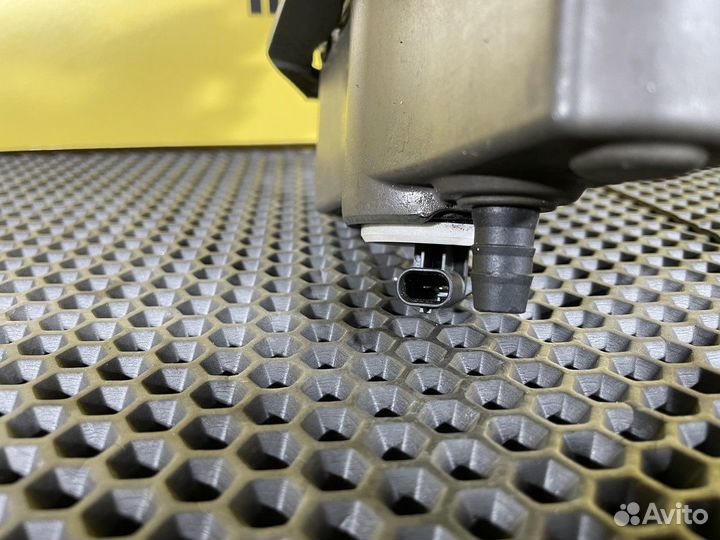 Петля капота правая Mercedes-Benz E-class