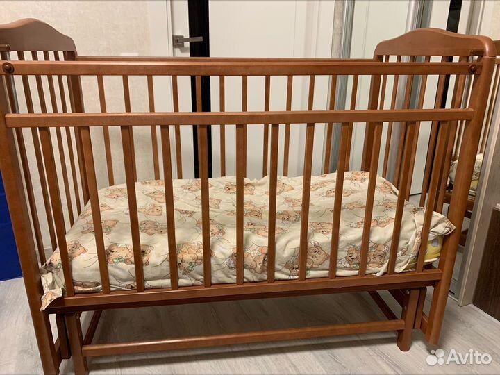 Детская кроватка с маятником