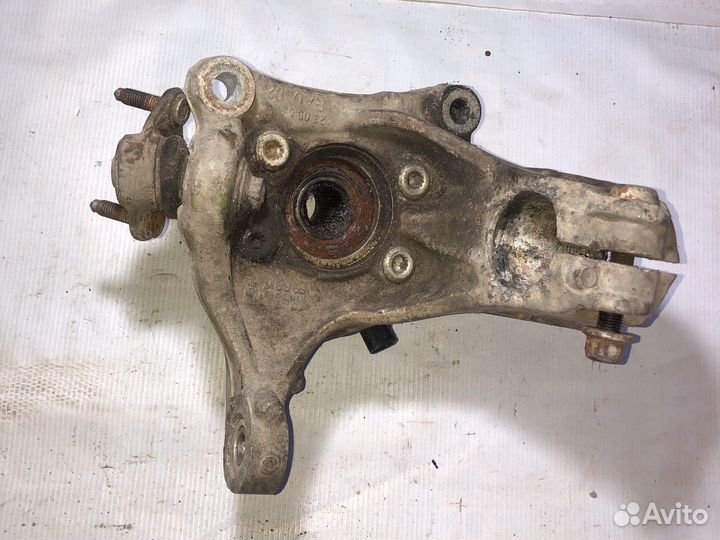 Передний правый поворотный кулак Пассат Б6