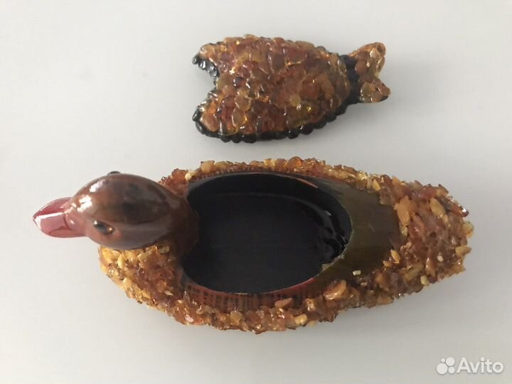 Шкатулка - уточка из янтаря