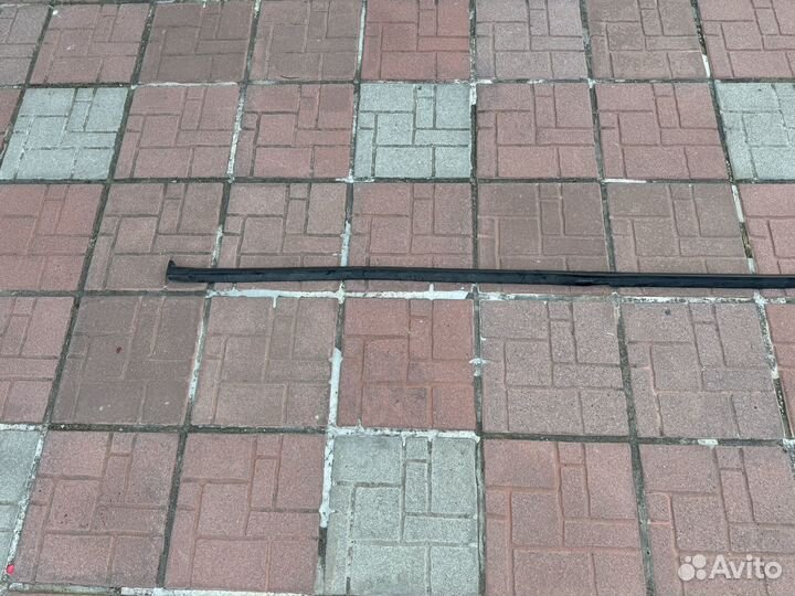 Уплотнитель порога правого резинка Audi Etron