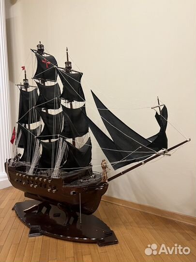 Модель корабля из дерева с черными парусами