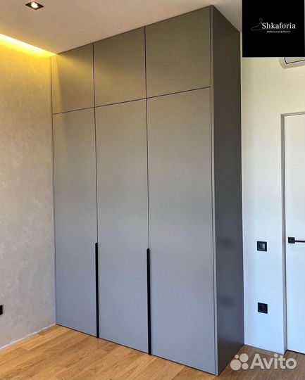 Современный распашной шкаф