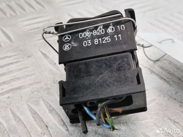 Кнопка обогрева заднего стекла Mercedes-Benz 190