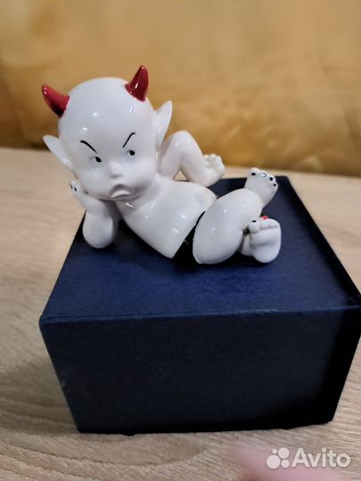 Фигурка фарфоровая