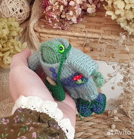 Вязаная Лягушка в голубом костюме и ботиночках