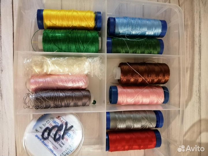 Нитки цветные, подходят для работы с бисером