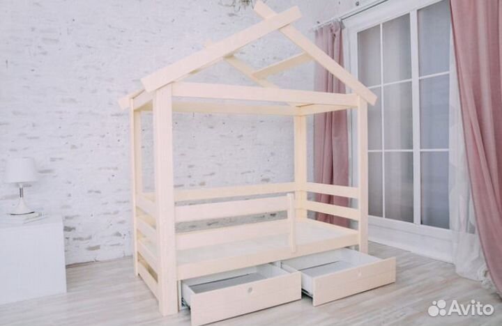 Кровать Домик из массива