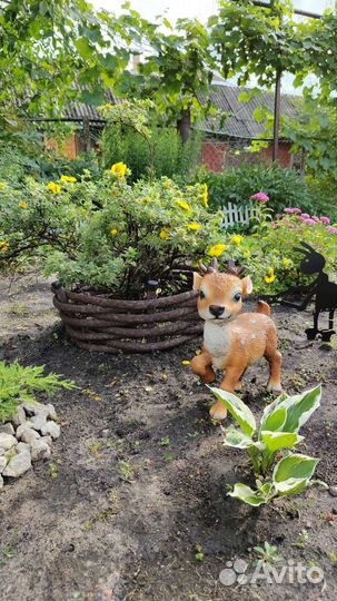 Плетеные клумбы из полимерной лозы