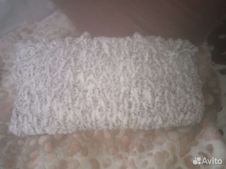 Вытянутая подушка белая с чёрными пятнами